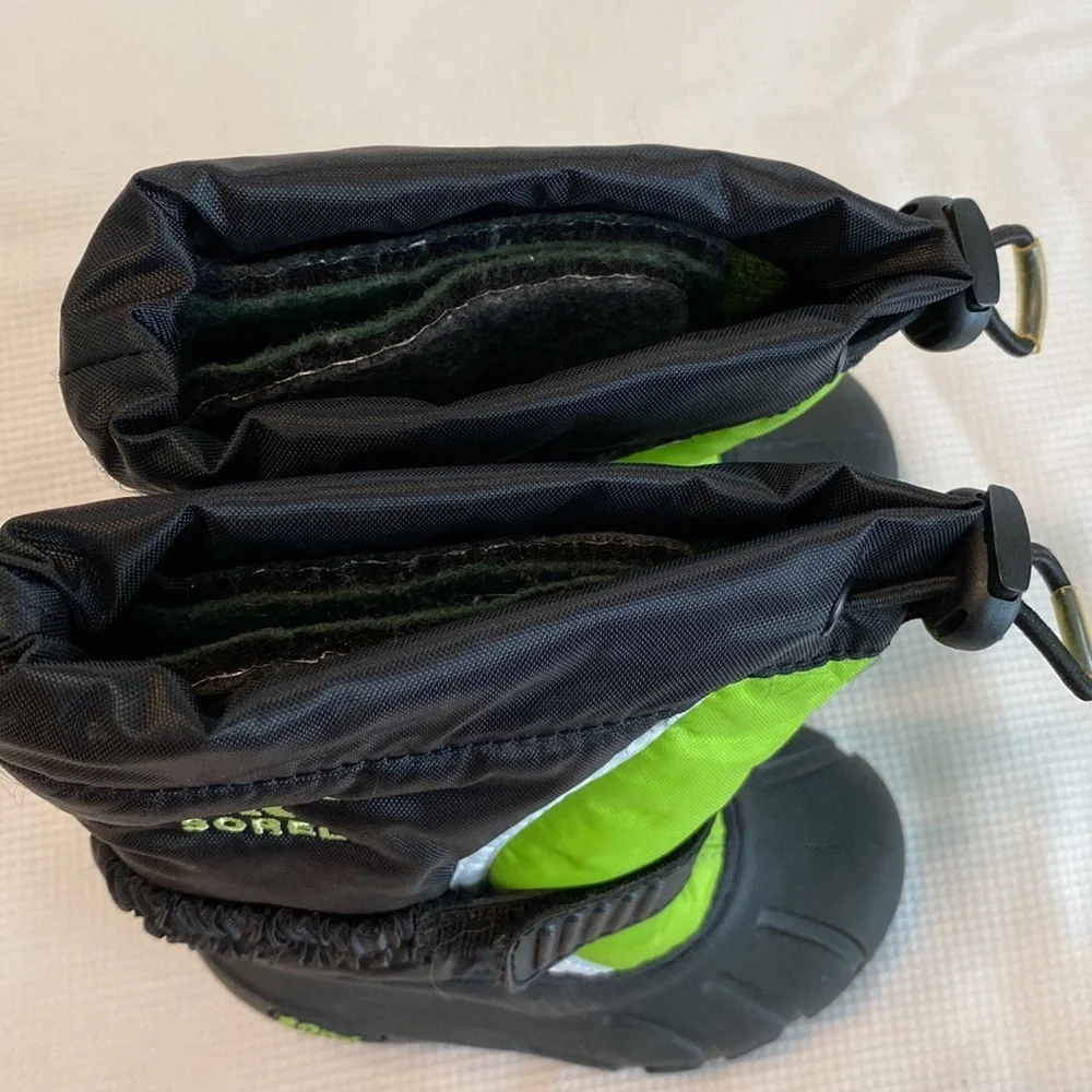 Sorel Kids toddler snow boots green and black size 6